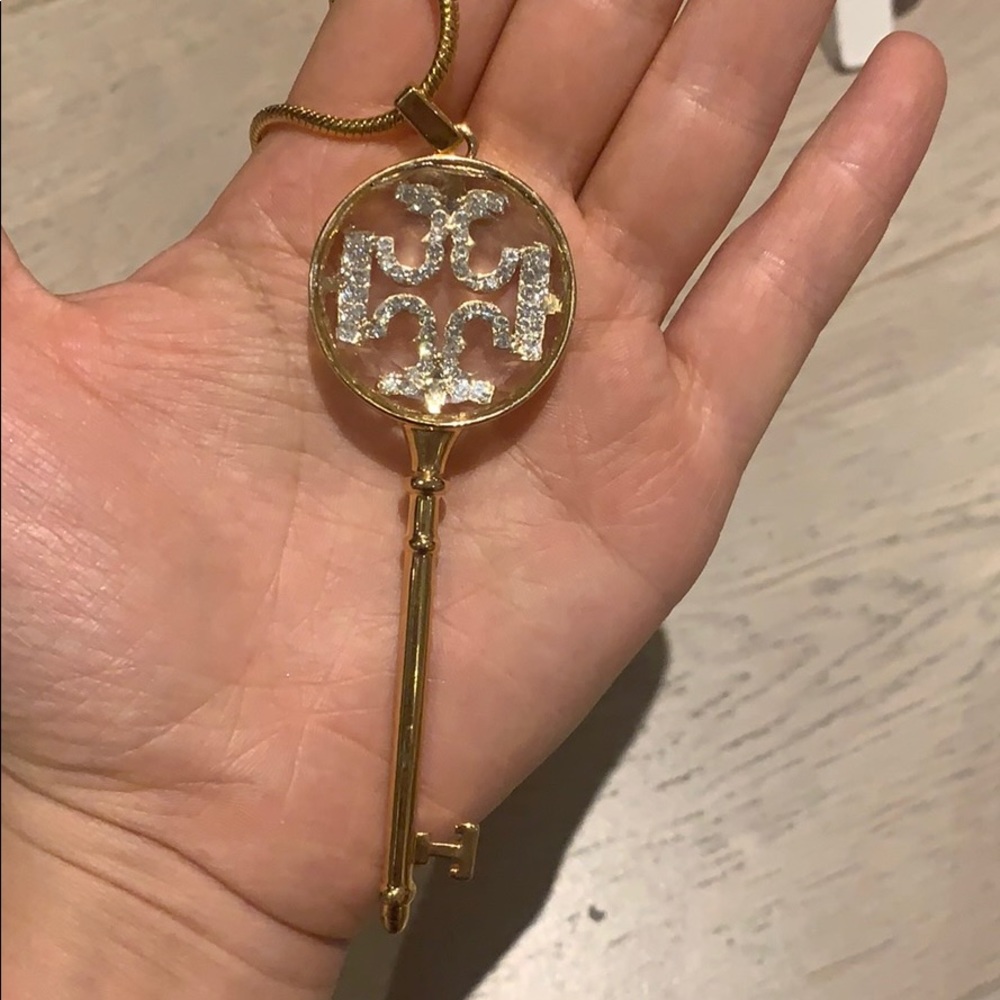 Key 🔑 necklace - Picture 2 of 3